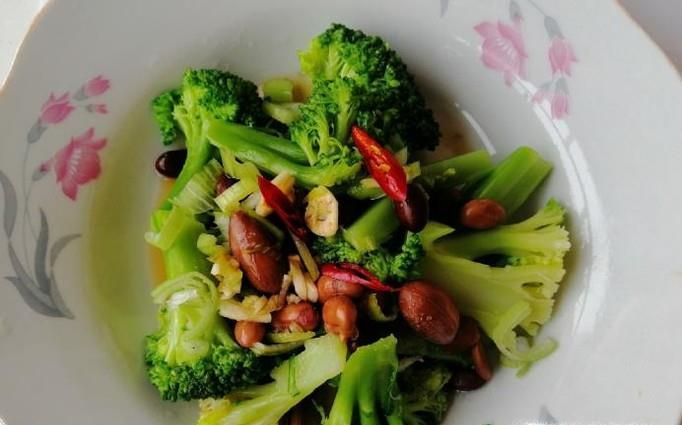 西兰花拌黑豆黄豆花生的做法