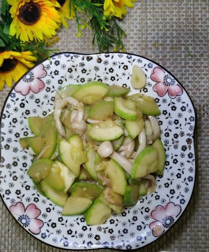 怎样做美味的白玉菇炒西葫芦？