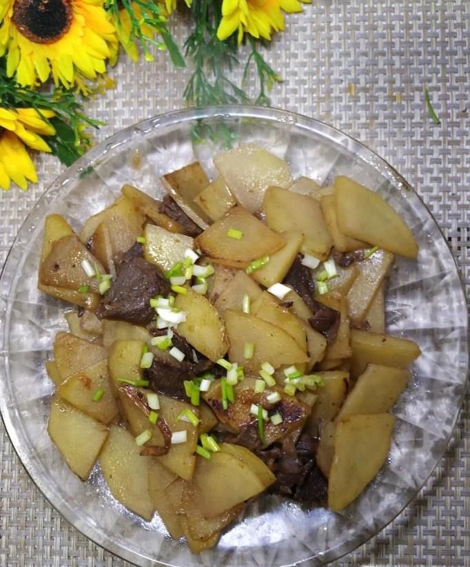 怎样做美味的牛肉片炒土豆？