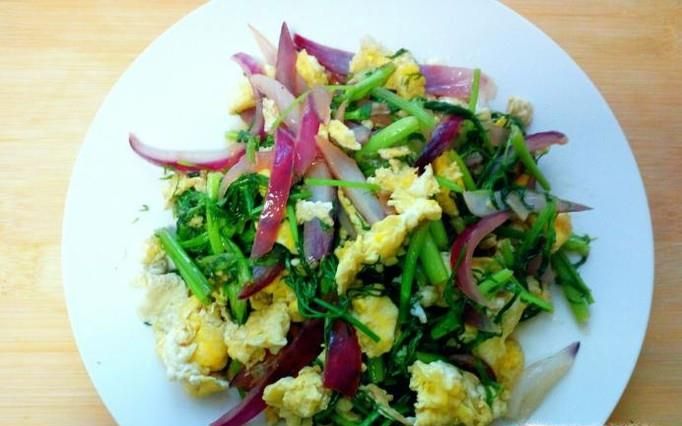 茴香圆葱炒鸡蛋的家常做法