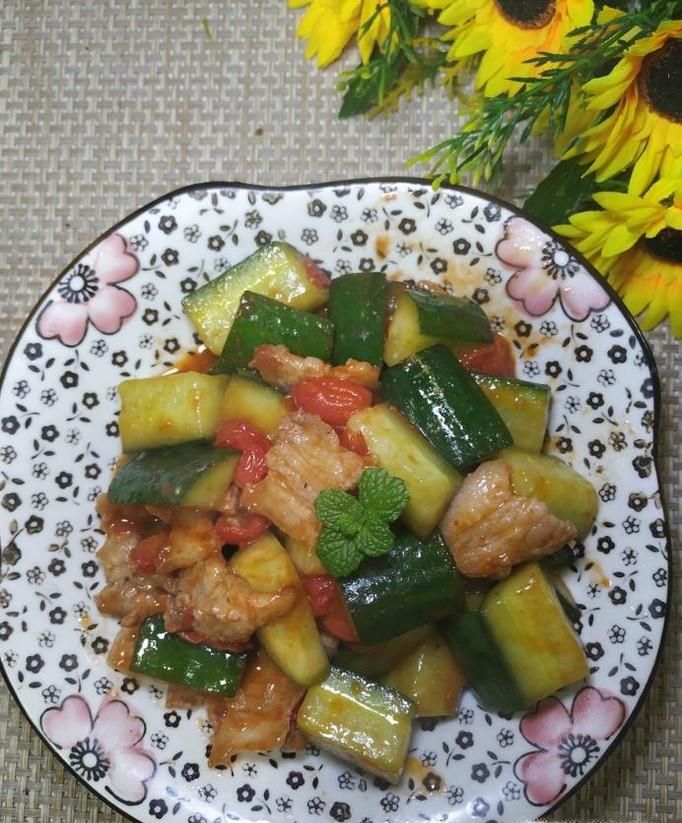 怎样做美味的黄瓜圣女果炒肉？