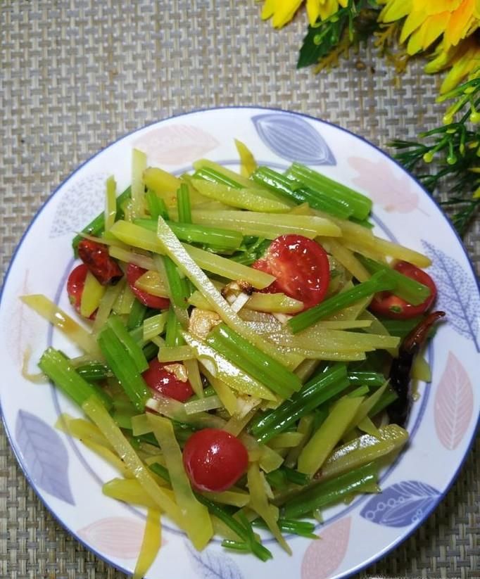 怎样做美味的凉拌芹菜土豆圣女果？