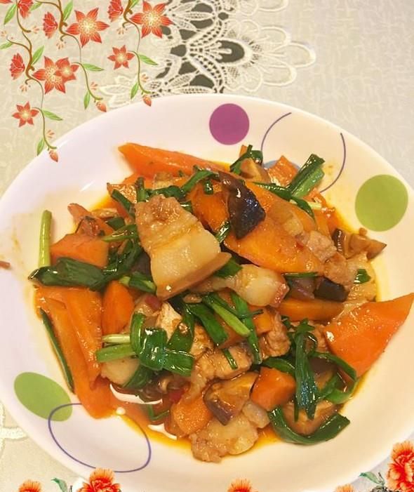 胡萝卜香菇炒五花肉片的家常做法