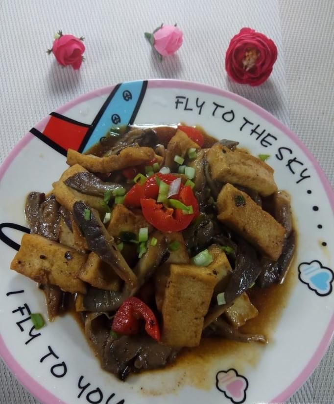 怎样做美味的平菇红椒炒豆腐？