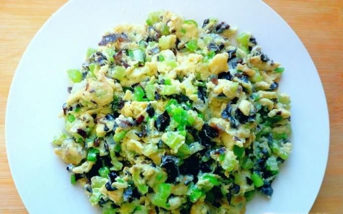芹菜木耳炒鸡蛋的家常做法