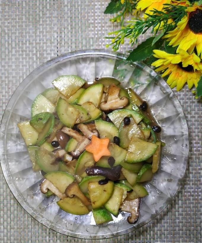 怎样做美味的豆豉西葫芦炒香菇？