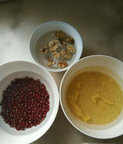 蛋黄小米粥的做法