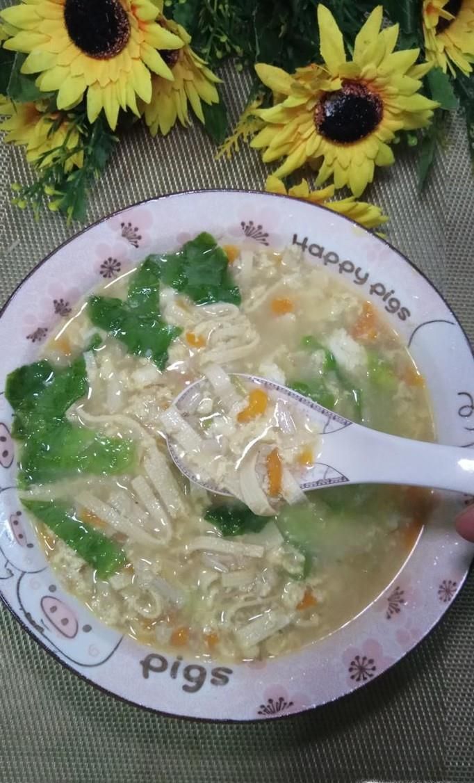 怎样做美味的金针菇胡萝卜蛋花汤?