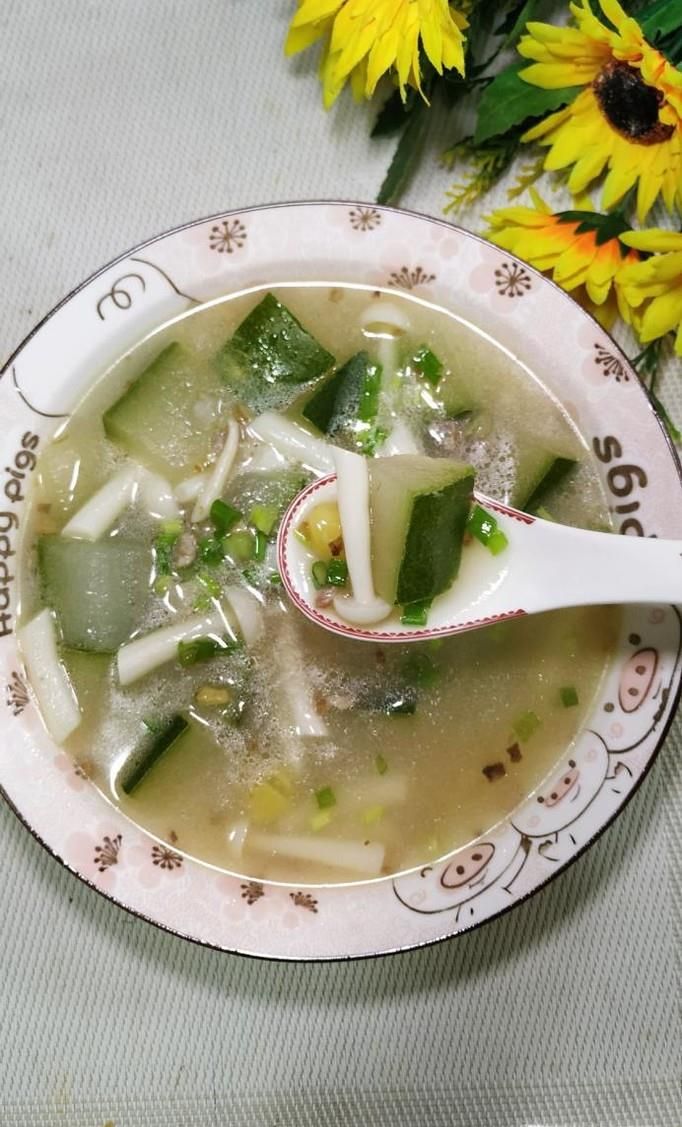 怎样做美味的冬瓜海鲜菇白果汤?