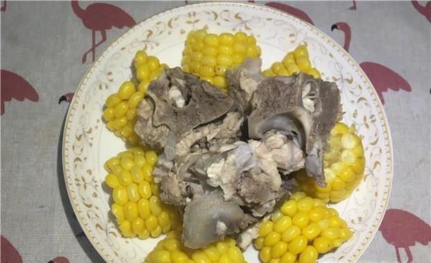 清炖玉米大骨汤的家常做法