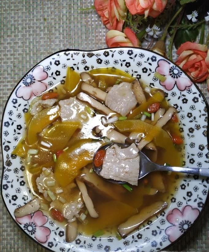 怎样做美味的南瓜豆腐干肉片汤？