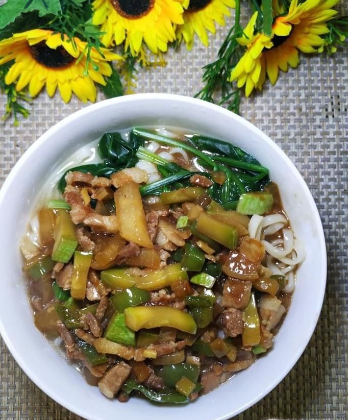 怎样做美味的西葫芦白萝卜炸酱面？