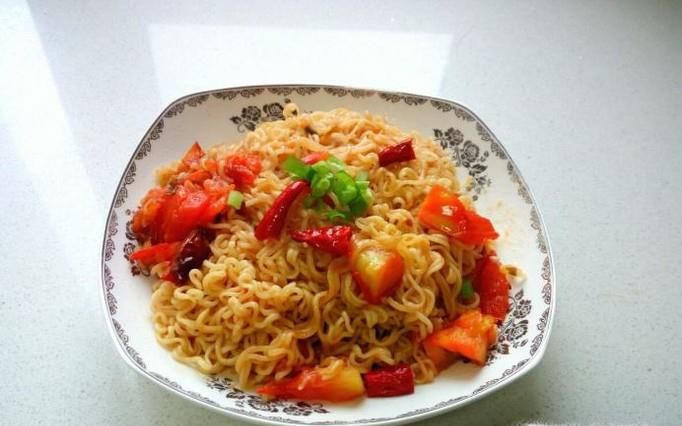 酸甜口味素炒方便面的做法