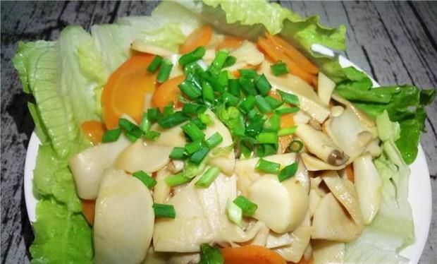 红萝卜炒鸡腿菇的做法