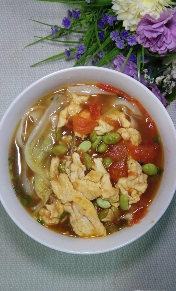 怎样做美味的西红柿鸡蛋毛豆手擀面?