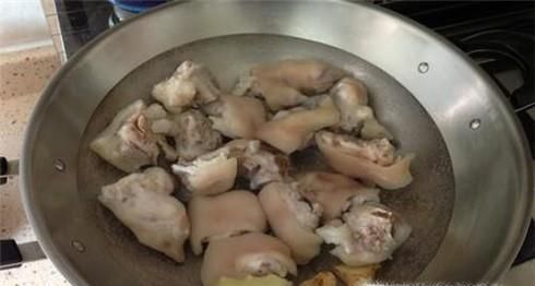 猪手这样做不油腻也好吃,红烧猪手的家常做法