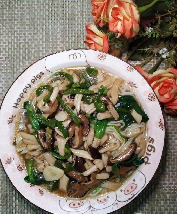 怎样做美味的双菇青椒青菜面?