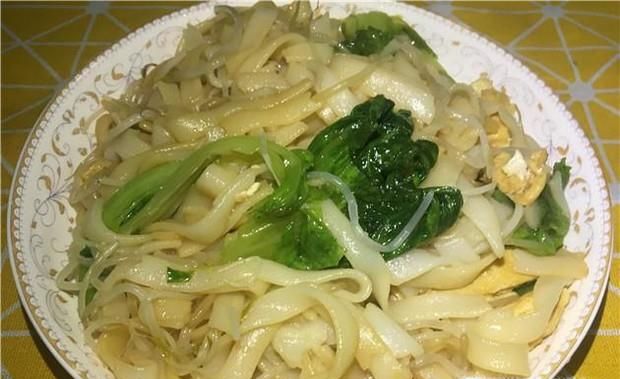 豆芽鸡蛋炒河粉的家常做法