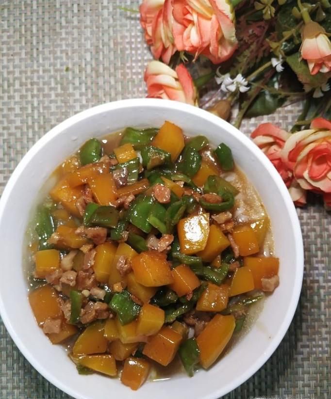 怎样做美味的南瓜青椒肉炸酱面？