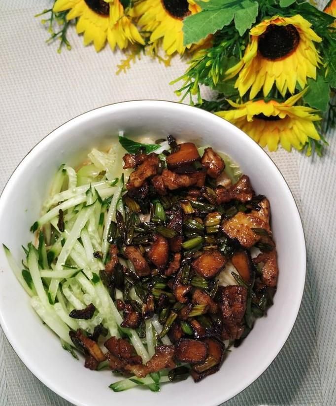 怎样做美味的蒜苔香菇炸酱面？