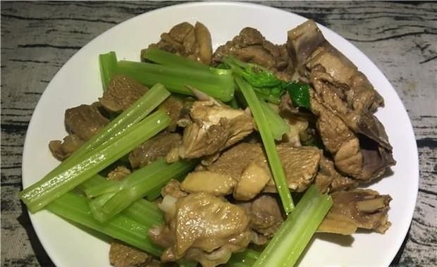 芹菜炒鸭肉的家常做法