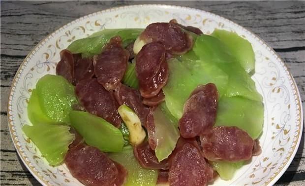 莴笋炒腊肠的家常做法