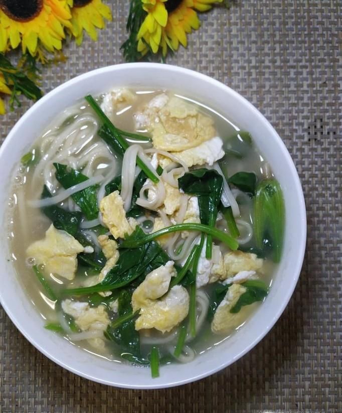 怎样做美味的菠菜鸡蛋汤面?