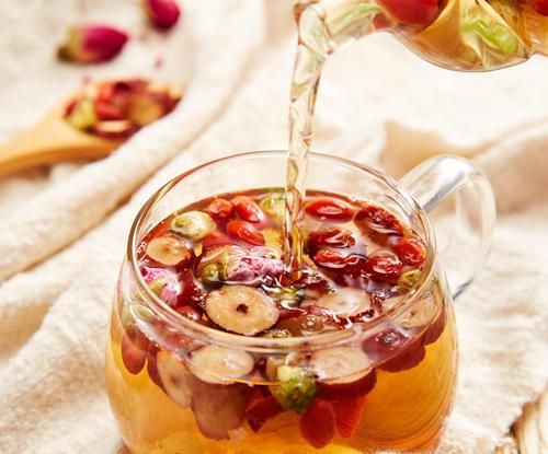 红枣泡水的做法及功效