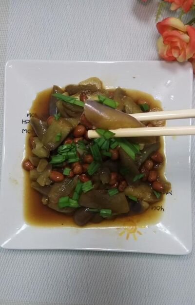 怎样做美味的红烧茄子花生米？