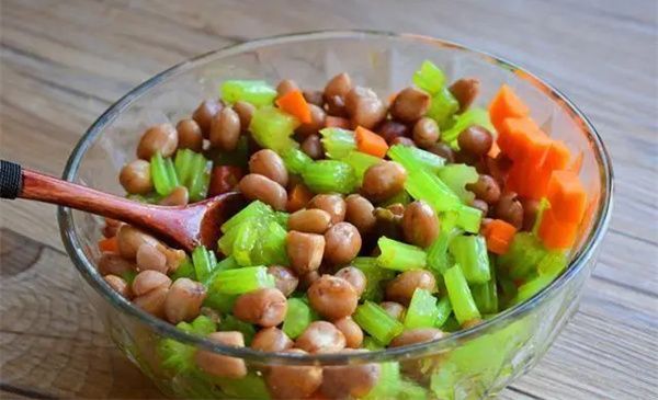 芹菜花生米凉菜怎么做 芹菜花生米凉菜的营养价值