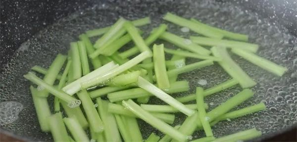 芹菜花生米凉菜怎么做 芹菜花生米凉菜的营养价值