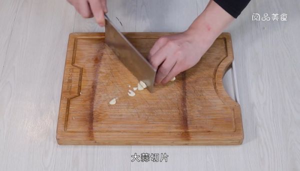 雪里蕻青椒炒墨鱼怎么做  雪里蕻青椒炒墨鱼