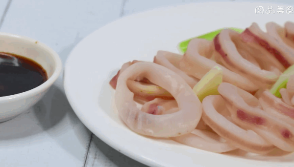 白灼鱿鱼的做法,白灼鱿鱼怎么做