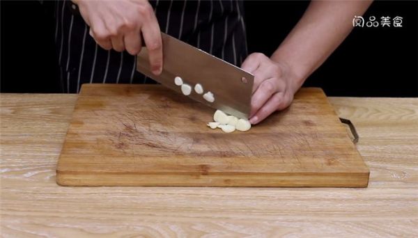 墨斗鱼炒蒜苔怎么做 墨斗鱼炒蒜苔做法是什么