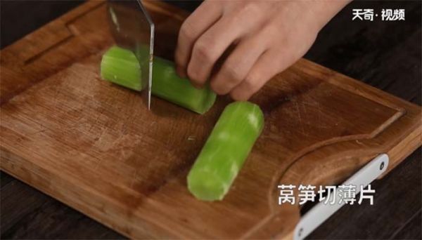 莴笋炒鲜百合的做法   莴笋炒鲜百合怎么做