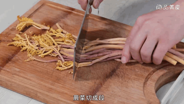 蕨菜炒蘑菇做法  蕨菜炒蘑菇怎么做