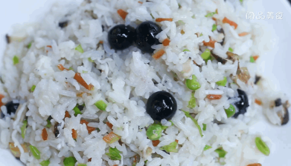 蓝莓银鱼烩饭做法 蓝莓银鱼烩饭怎么做