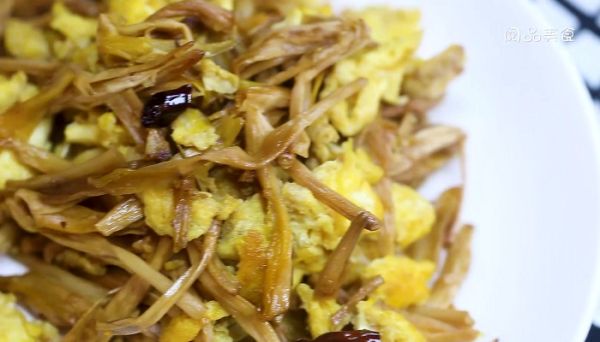 黄花菜炒鸡蛋怎么做 黄花菜炒鸡蛋的做法