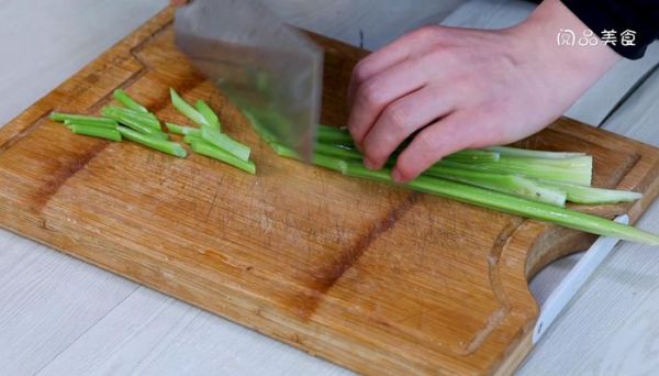 芹菜炖干豆腐的做法 芹菜炖干豆腐怎么做