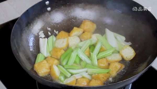 芹菜炖干豆腐的做法 芹菜炖干豆腐怎么做