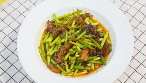 家常蒜台炒五花肉的做法 家常蒜台炒五花肉怎么做