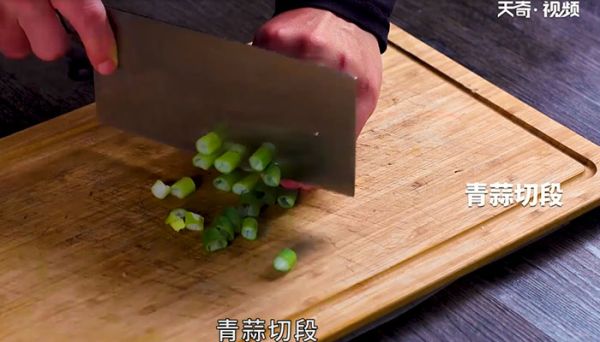 酸豆角焖小公鸡怎么做 酸豆角焖小公鸡的做法