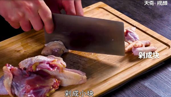 酸豆角焖小公鸡怎么做 酸豆角焖小公鸡的做法