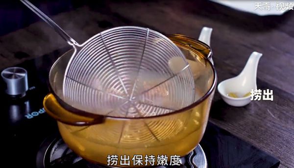 酸豆角焖小公鸡怎么做 酸豆角焖小公鸡的做法