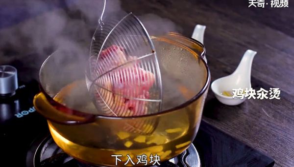 酸豆角焖小公鸡怎么做 酸豆角焖小公鸡的做法