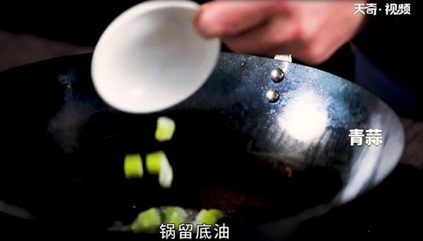 酸豆角焖小公鸡怎么做 酸豆角焖小公鸡的做法