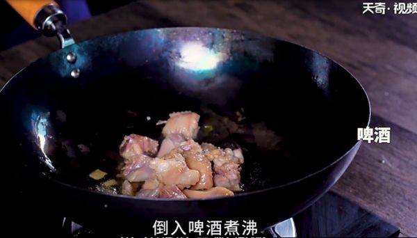 酸豆角焖小公鸡怎么做 酸豆角焖小公鸡的做法