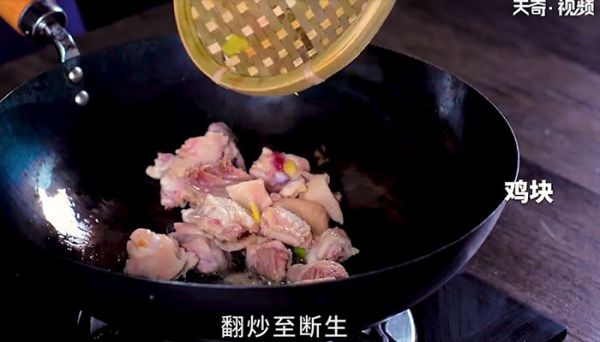 酸豆角焖小公鸡怎么做 酸豆角焖小公鸡的做法