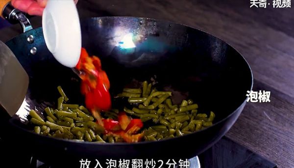 酸豆角焖小公鸡怎么做 酸豆角焖小公鸡的做法