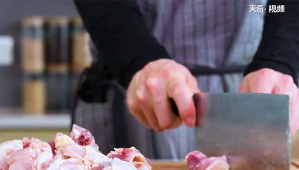 莲子炖鸡汤的做法 如何做莲子炖鸡汤